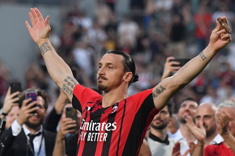 Hình ảnh các cầu thủ Juventus ăn mừng chức vô địch Serie A sau màn ngược dòng ngoạn mục từ vị trí thấp trên bảng xếp hạng mùa 2015-2016.