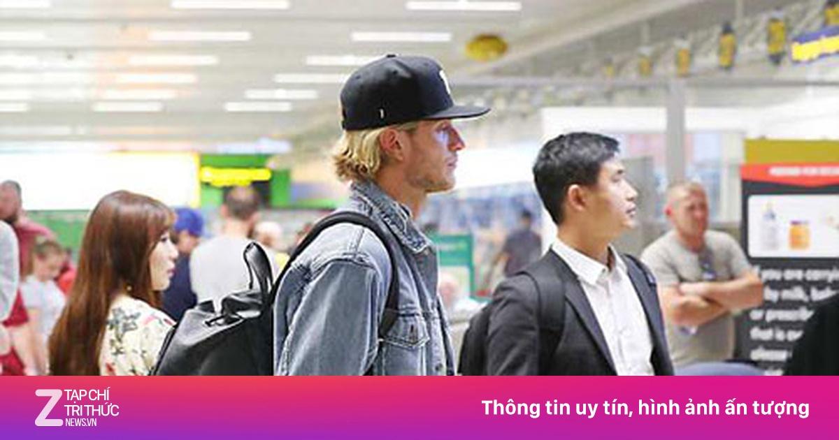 Hình ảnh thủ môn Loris Karius của Liverpool mắc sai lầm dẫn đến bàn thua đầu tiên khi ném bóng trúng chân Karim Benzema của Real Madrid