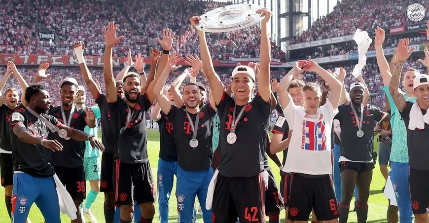 Hình ảnh cầu thủ Bayern Munich ăn mừng chiến thắng quan trọng trước Dortmund, ảnh hưởng trực tiếp đến ngôi vô địch Bundesliga 2021-2022.