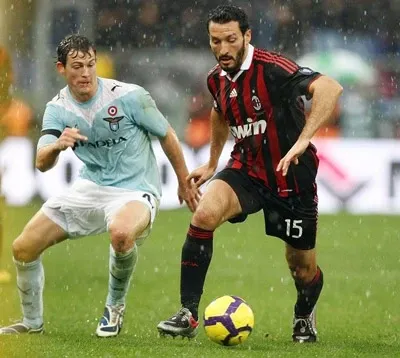 Tiền vệ Lazio chiến đấu hết mình để giành bóng trong trận đấu căng thẳng với Inter Milan tại Serie A