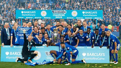Khoảnh khắc lịch sử các cầu thủ Leicester City cùng nhau nâng cao chiếc cúp vô địch Premier League mùa giải 2015-2016 tại sân King Power