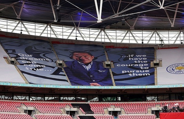Khoảnh khắc Leicester City nâng cao chiếc cúp FA lần đầu tiên trong lịch sử CLB sau chiến thắng trước Chelsea năm 2021