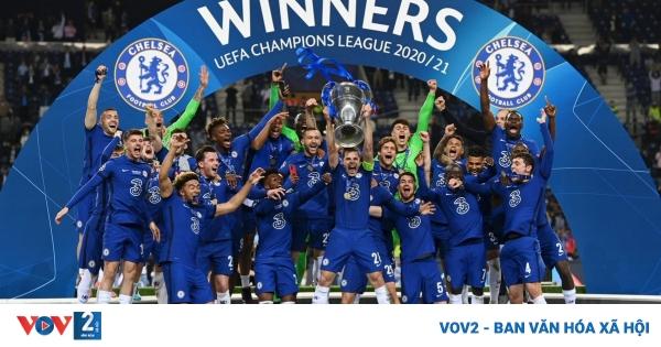 Khoảnh khắc lịch sử khi đội trưởng và các cầu thủ Lille OSC nâng cao chiếc cúp vô địch Ligue 1 mùa giải 2020-2021 đầy tự hào