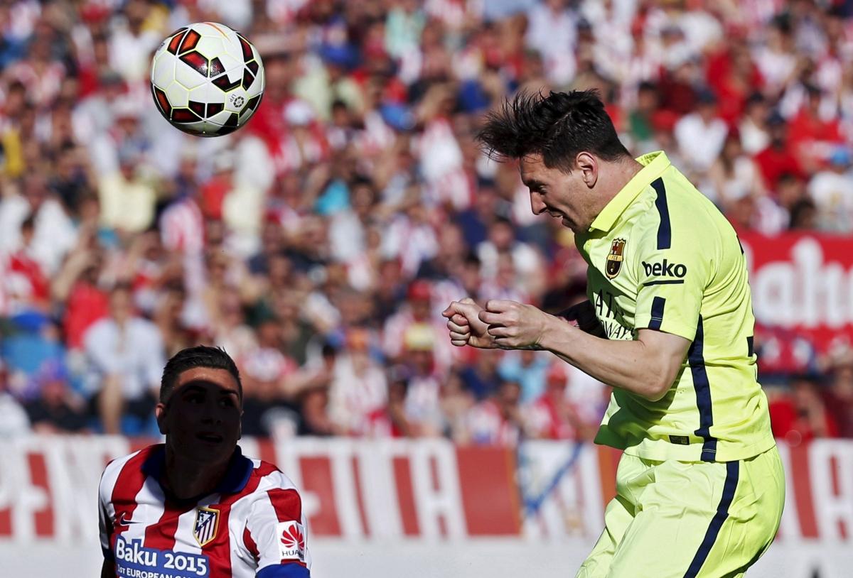 Thiên tài Lionel Messi đi bóng kỹ thuật qua đối thủ trong màu áo Barcelona tại giải đấu danh giá La Liga.