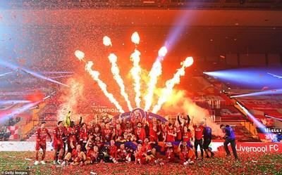 Cổ động viên Liverpool ăn mừng chức vô địch Premier League lịch sử tại sân Anfield sau 30 năm chờ đợi