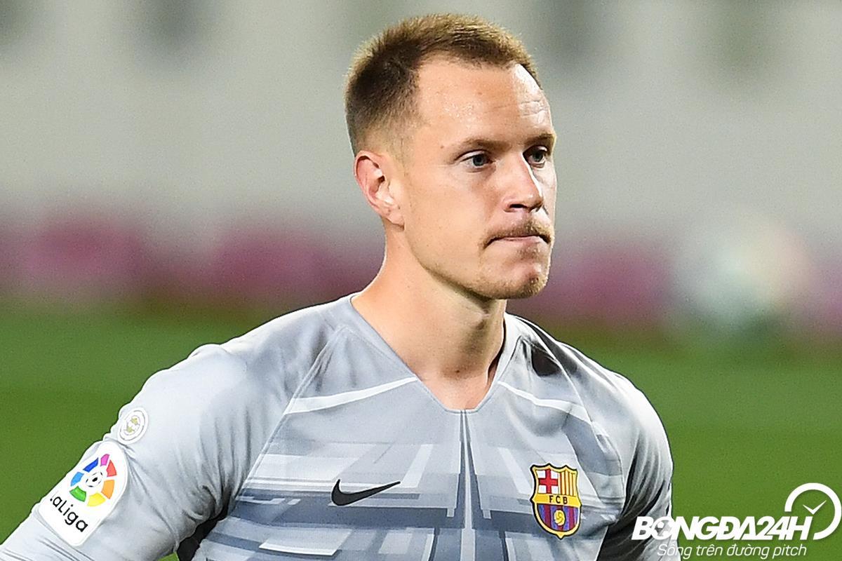 Thủ môn Marc-André ter Stegen thực hiện pha cứu thua ngoạn mục cho Barcelona trong mùa giải 2020-2021, khẳng định đẳng cấp thế giới và vai trò quan trọng.