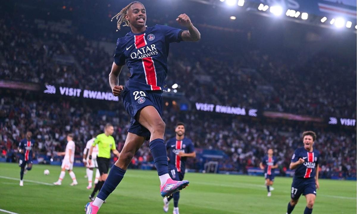 Khoảnh khắc Kylian Mbappé đi bóng tốc độ, vượt qua hậu vệ Lyon trong trận thắng đậm của PSG tại Ligue 1.