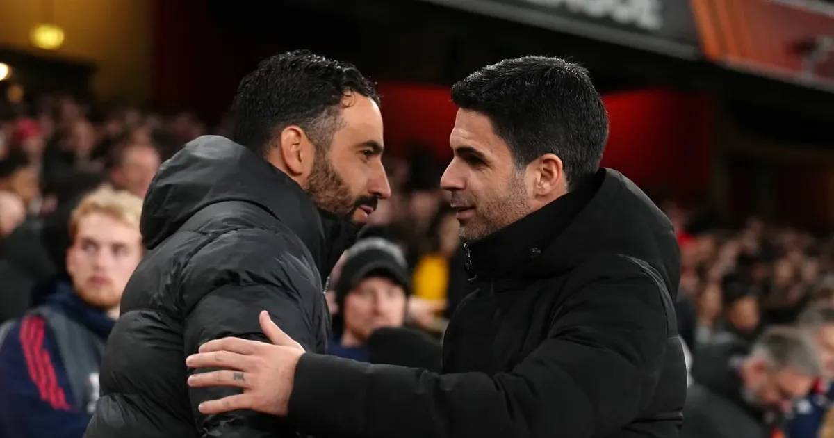 Hình ảnh Mikel Arteta và Erik ten Hag đang chỉ đạo chiến thuật từ đường biên trong một trận đấu giữa Arsenal và Manchester United tại Premier League.