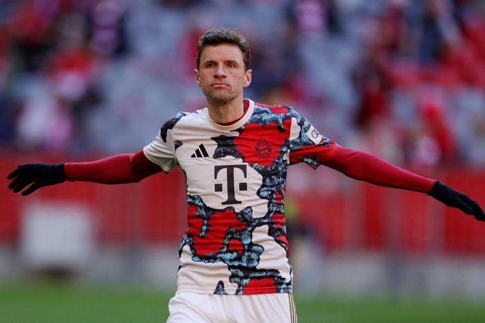Thomas Müller thi đấu cho Bayern Munich, di chuyển thông minh tìm khoảng trống đúng với vai trò Raumdeuter sau khi trở lại