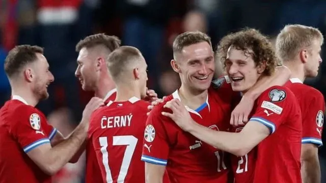 Khoảnh khắc Oliver Bierhoff của đội tuyển Đức đánh đầu ghi bàn gỡ hòa 1-1 vô cùng quan trọng vào lưới Cộng hòa Séc.
