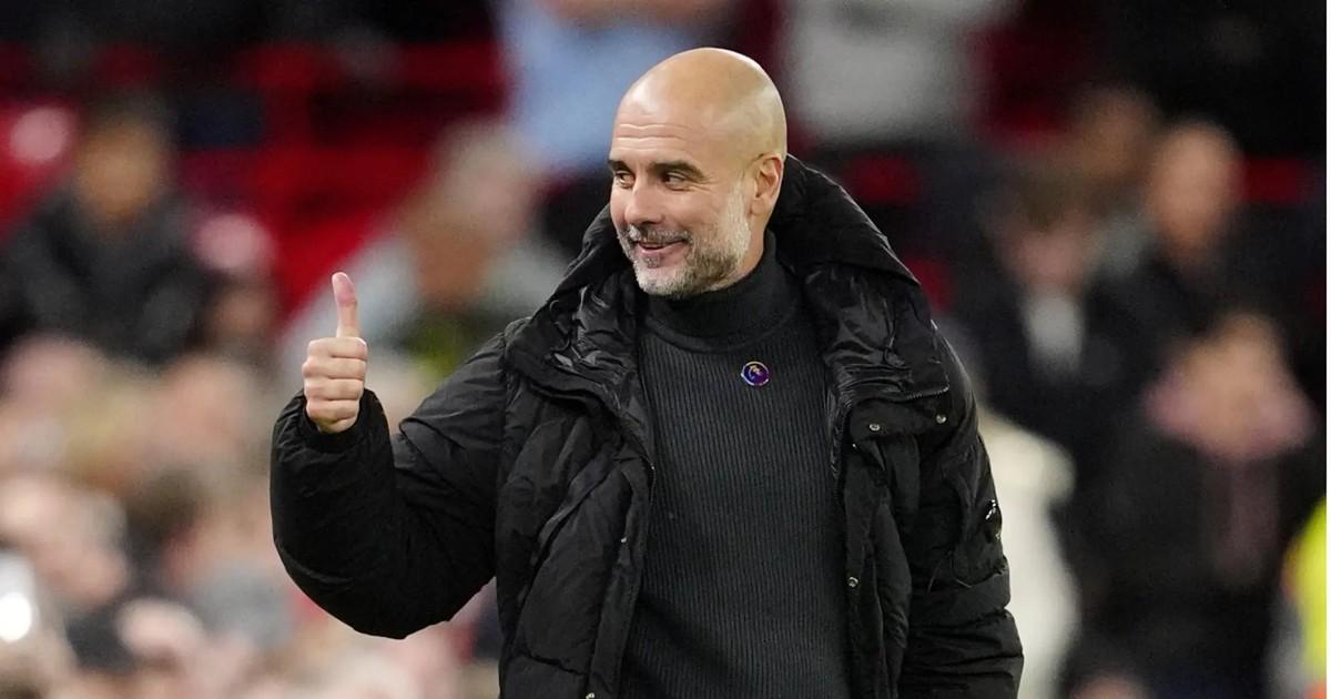 Hình ảnh Pep Guardiola và Jurgen Klopp bắt tay nhau bên đường biên trong một trận đấu Premier League
