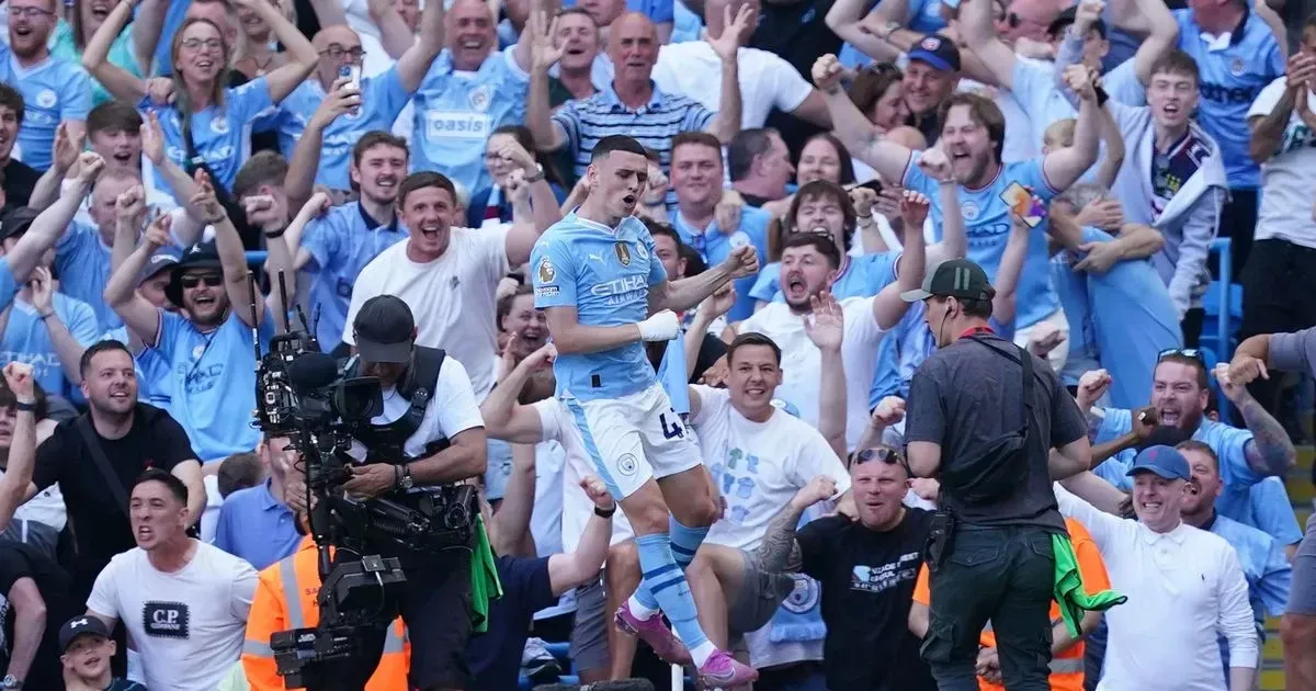 Pep Guardiola được các cầu thủ Manchester City tung hô ăn mừng chức vô địch Premier League tại sân Etihad