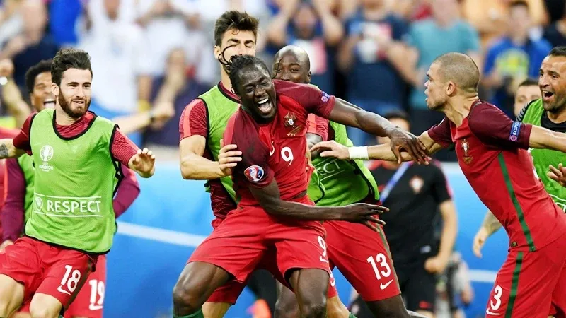 Khoảnh khắc Fernando Torres của Tây Ban Nha ghi bàn thắng duy nhất vào lưới đội tuyển Đức trong trận chung kết Euro 2008.