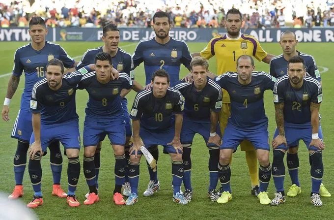 Khoảnh khắc tranh chấp bóng quyết liệt giữa cầu thủ Đức và Argentina trong trận chung kết World Cup 2014
