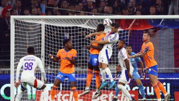 Pha tranh chấp bóng quyết liệt và đầy kịch tính giữa cầu thủ Lyon và Marseille trong trận derby Ligue 1