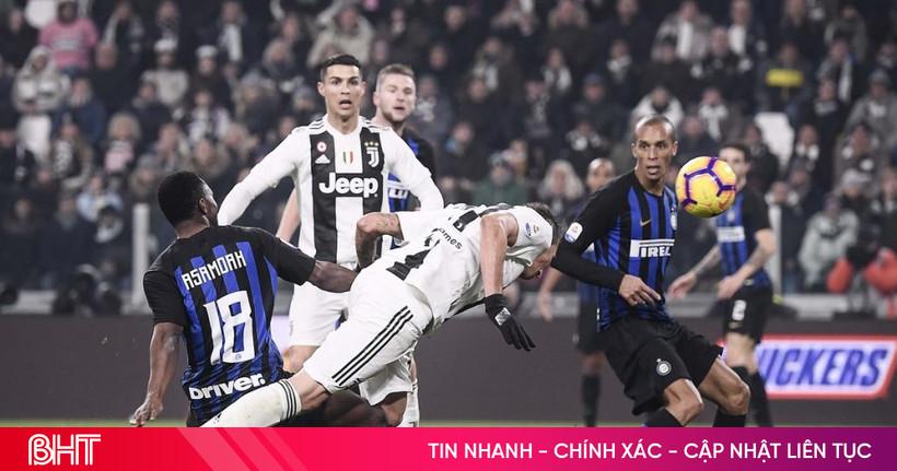 Pha tranh chấp bóng quyết liệt giữa cầu thủ Juventus và AC Milan, thể hiện sự cạnh tranh máu lửa tại Serie A.