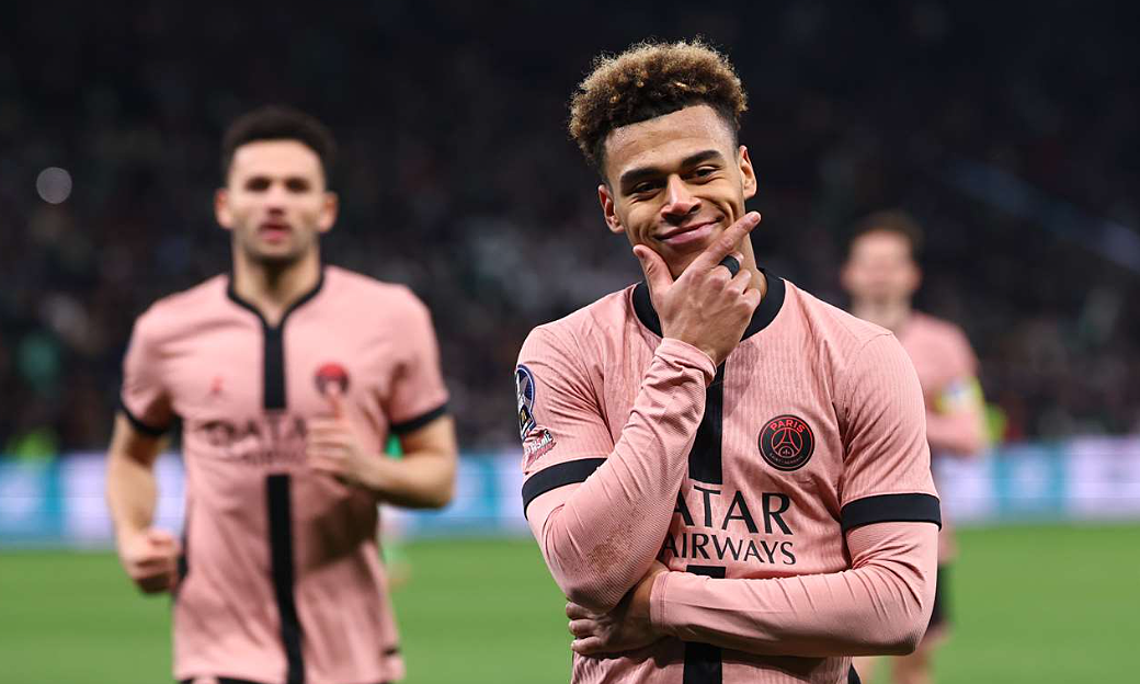 Hình ảnh các cầu thủ PSG ăn mừng bàn thắng cuồng nhiệt trong trận thắng đậm trước Lyon tại Ligue 1 thể hiện sự áp đảo.