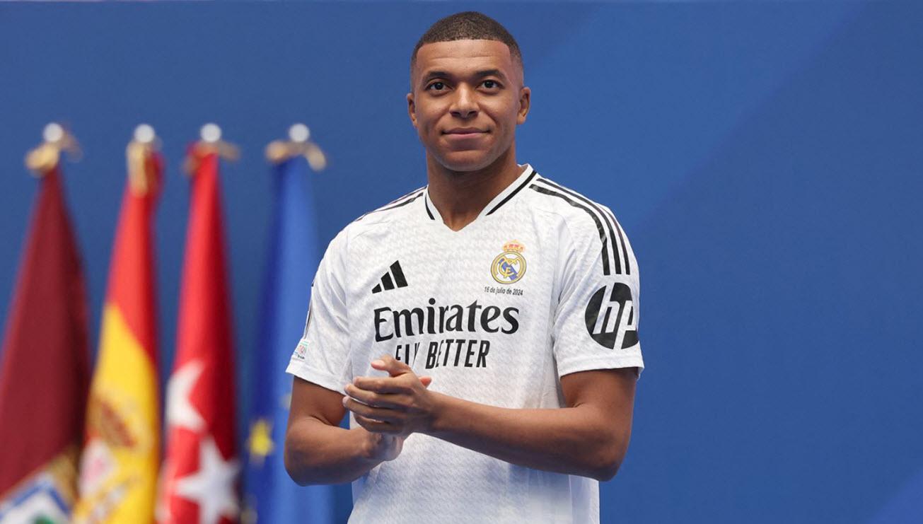 Hình ảnh các cầu thủ Paris Saint-Germain hân hoan nâng cao chiếc cúp vô địch Coupe de France mùa giải 2021 tại Stade de France.