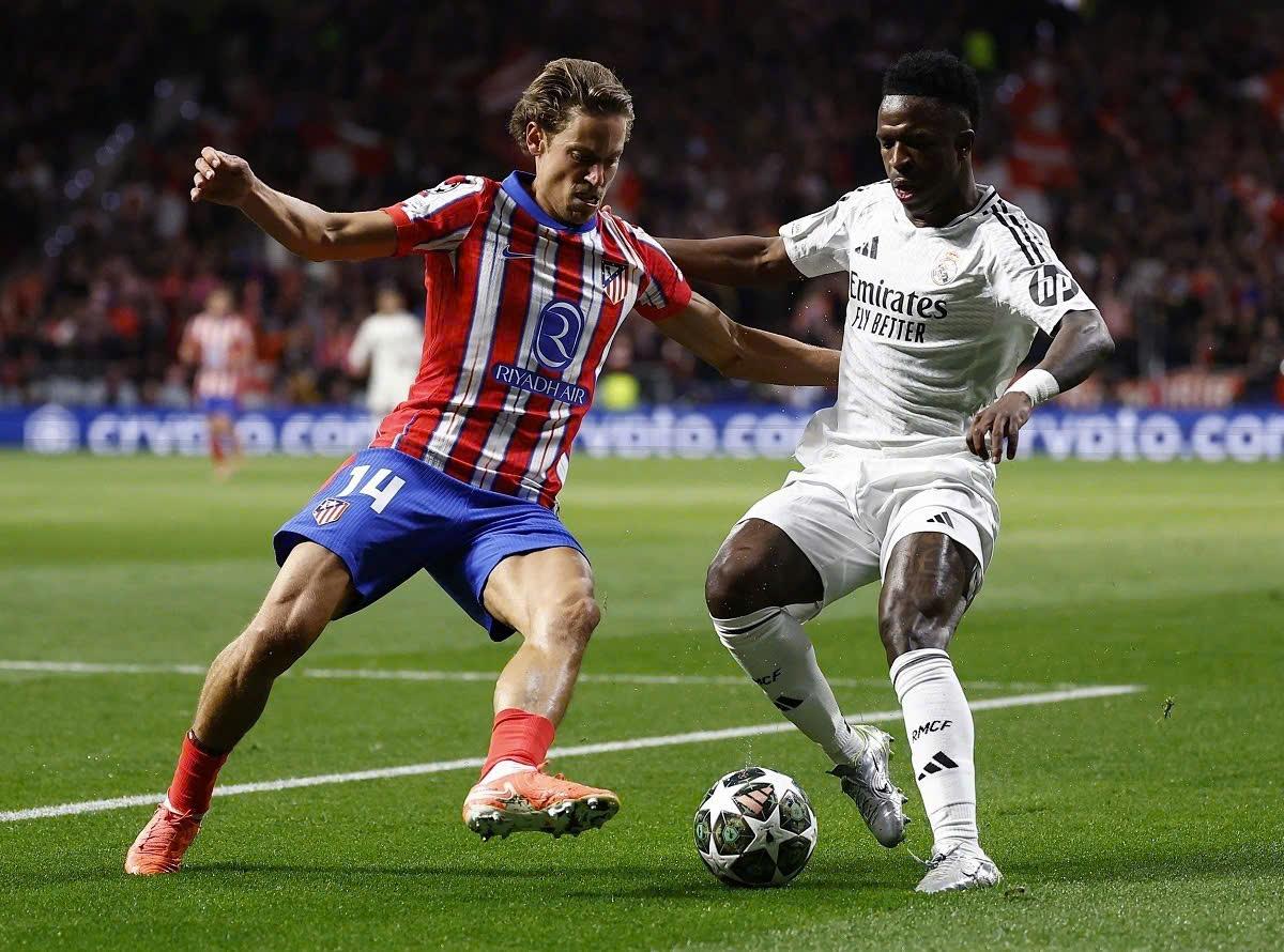 Hình ảnh PSG thi đấu đầy kịch tính và quyết tâm trong một trận cầu đỉnh cao tại UEFA Champions League, thể hiện sự tái xuất mạnh mẽ.