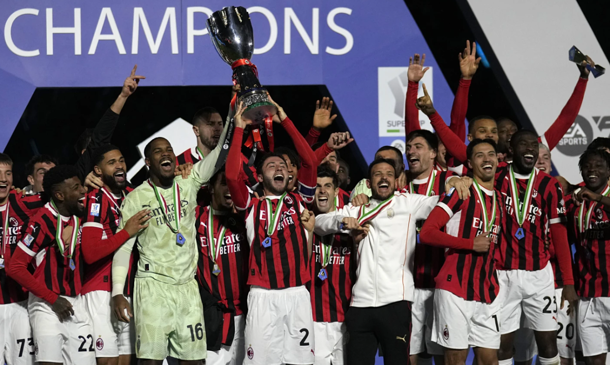 Hai ngôi sao trẻ Rafael Leão và Theo Hernández của AC Milan phối hợp ăn ý trên sân, thể hiện tốc độ và kỹ thuật cá nhân điêu luyện.