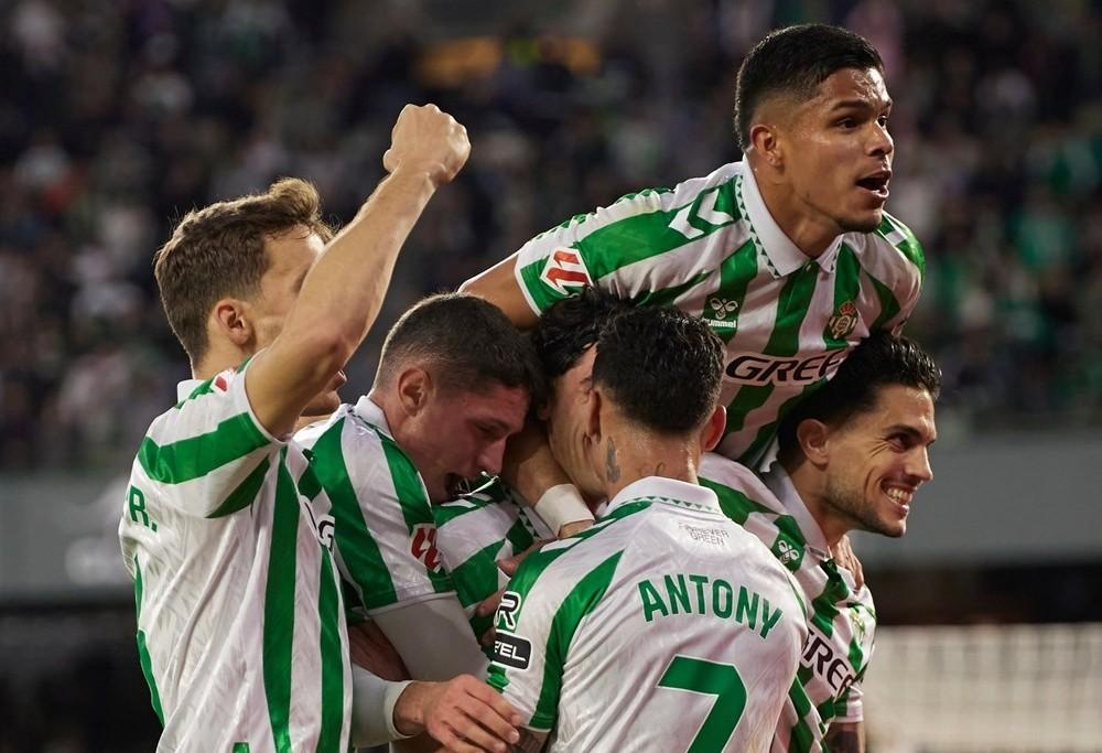Cầu thủ Real Betis thể hiện kỹ thuật trong trận đấu La Liga, minh chứng cho tham vọng gây bất ngờ của đội bóng.