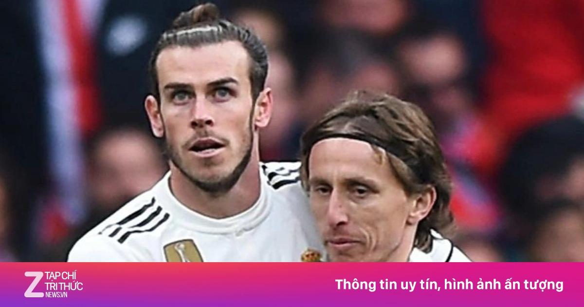 Khoảnh khắc Real Madrid nâng cao chiếc cúp vô địch La Liga tại sân nhà Santiago Bernabéu, minh chứng cho sự thống trị giải quốc nội.