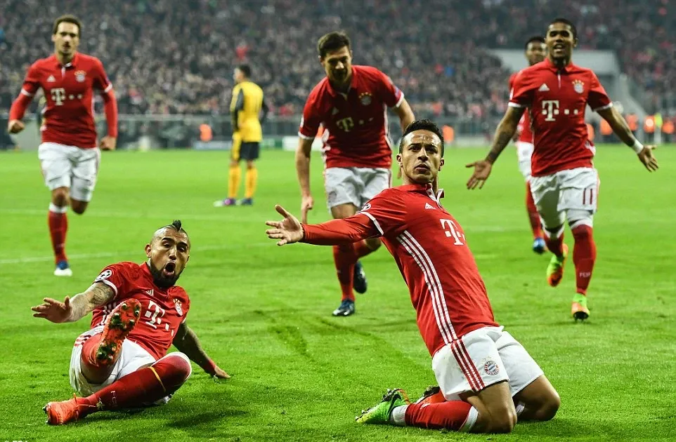 Arjen Robben đi bóng và dứt điểm đẳng cấp nâng tỷ số trong chiến thắng hủy diệt 4-0 của Bayern Munich trước Barcelona ở Champions League