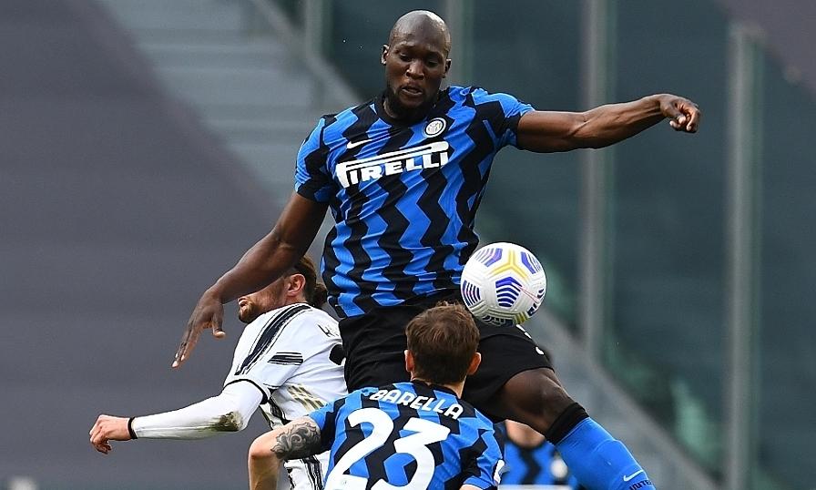 Tiền đạo Romelu Lukaku ăn mừng bàn thắng quan trọng cho Inter Milan trong chiến dịch chinh phục Serie A 2020-2021.