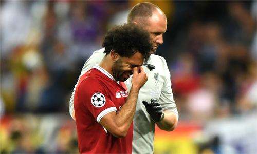 Hình ảnh Mohamed Salah của Liverpool rời sân trong nước mắt vì chấn thương vai sau pha va chạm với Sergio Ramos trong trận chung kết C1 2018