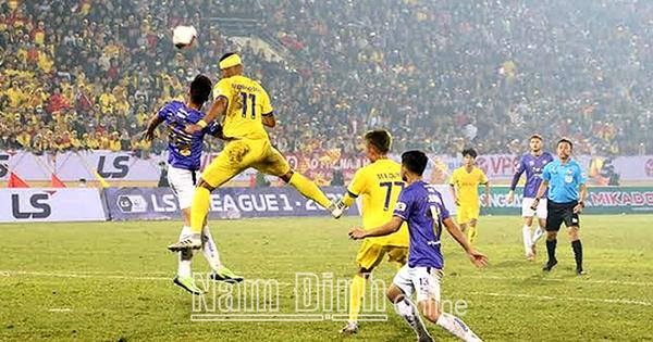 Khung cảnh một trận đấu tại giải League One với khán đài đầy ắp khán giả cổ vũ cuồng nhiệt.
