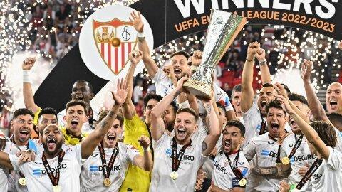 Khoảnh khắc Sevilla FC nâng cao chiếc cúp vô địch Europa League dưới thời HLV Julen Lopetegui, đỉnh cao thành công.