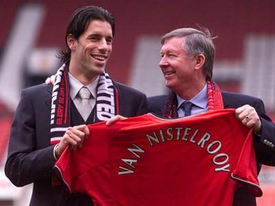 Hình ảnh Sir Alex Ferguson và Arsene Wenger đứng bên đường biên chỉ đạo trong trận MU vs Arsenal FA Cup 2003