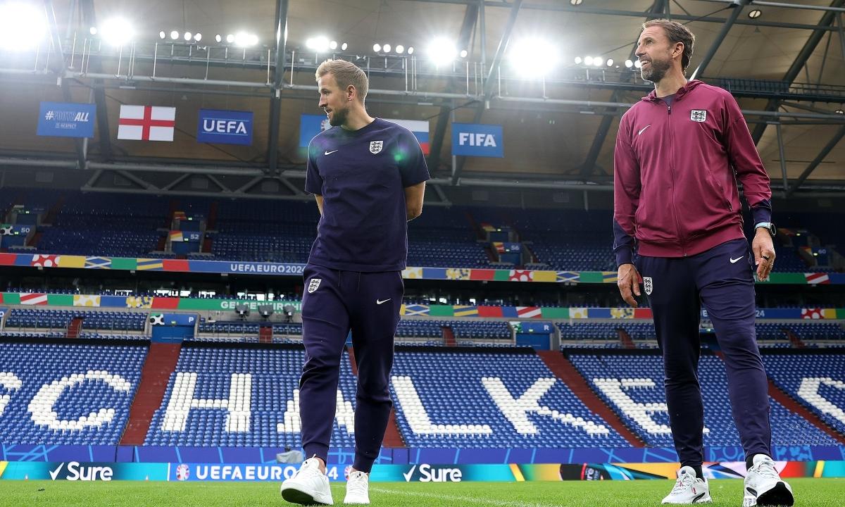 Gareth Southgate đang chỉ đạo chiến thuật cho các cầu thủ đội tuyển Anh bên đường biên tại World Cup 2018
