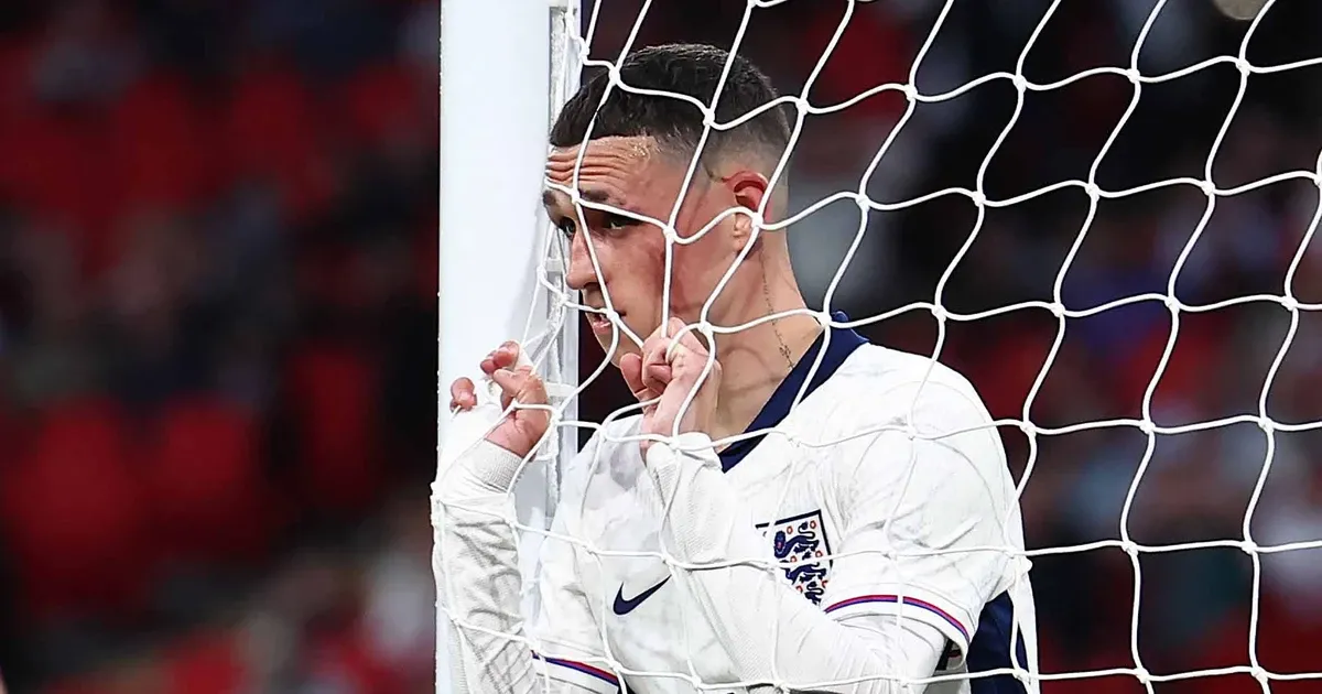 Khoảnh khắc các cầu thủ Tây Ban Nha ăn mừng chức vô địch Premier League cùng đồng đội và huấn luyện viên