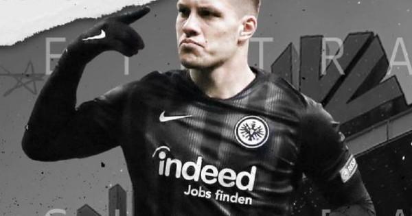 Tuyển trạch viên Bundesliga đang chăm chú theo dõi một trận đấu trẻ, tìm kiếm những viên ngọc thô cho tương lai bóng đá