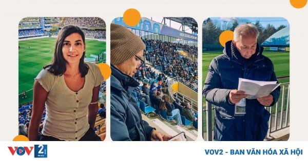 Tuyển trạch viên đang chăm chú ghi chép và quan sát một trận đấu bóng đá từ khán đài, biểu tượng cho chiến lược tuyển dụng thông minh của các đội bóng nhỏ Premier League