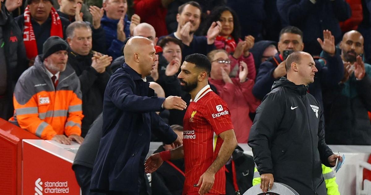 Virgil van Dijk ăn mừng bàn thắng cùng đồng đội Liverpool, thể hiện tầm quan trọng cả trong tấn công lẫn phòng ngự mùa 2019-2020