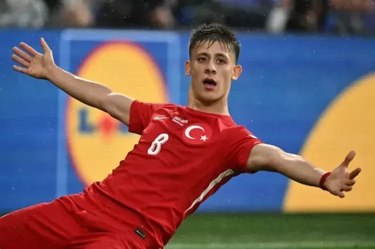 Vinicius Jr. bứt tốc mạnh mẽ bên hành lang cánh trái, một hình ảnh quen thuộc trong lối chơi phản công của Real Madrid.
