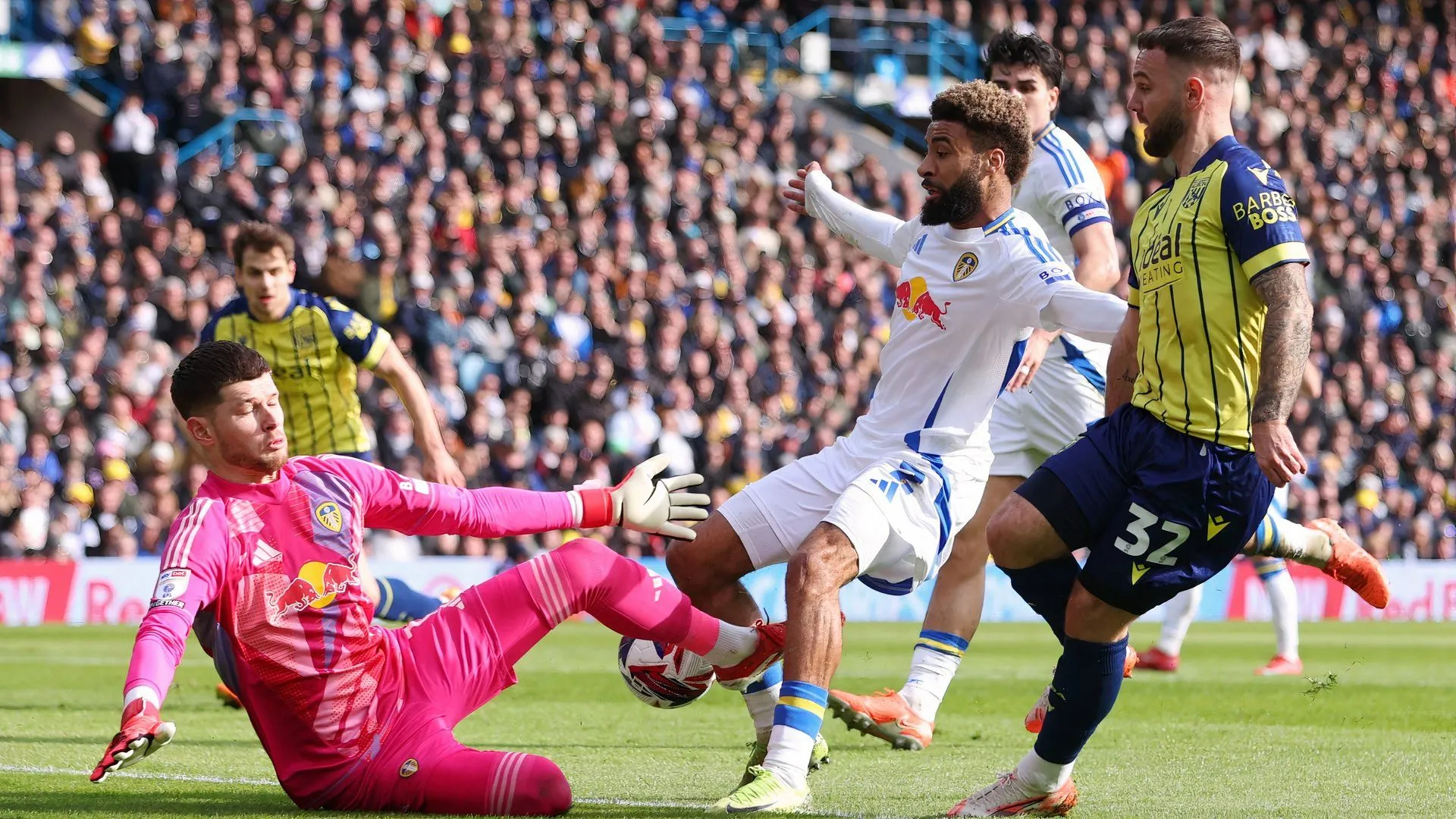 Adam Armstrong trong màu áo West Brom đối đầu với Leeds United.