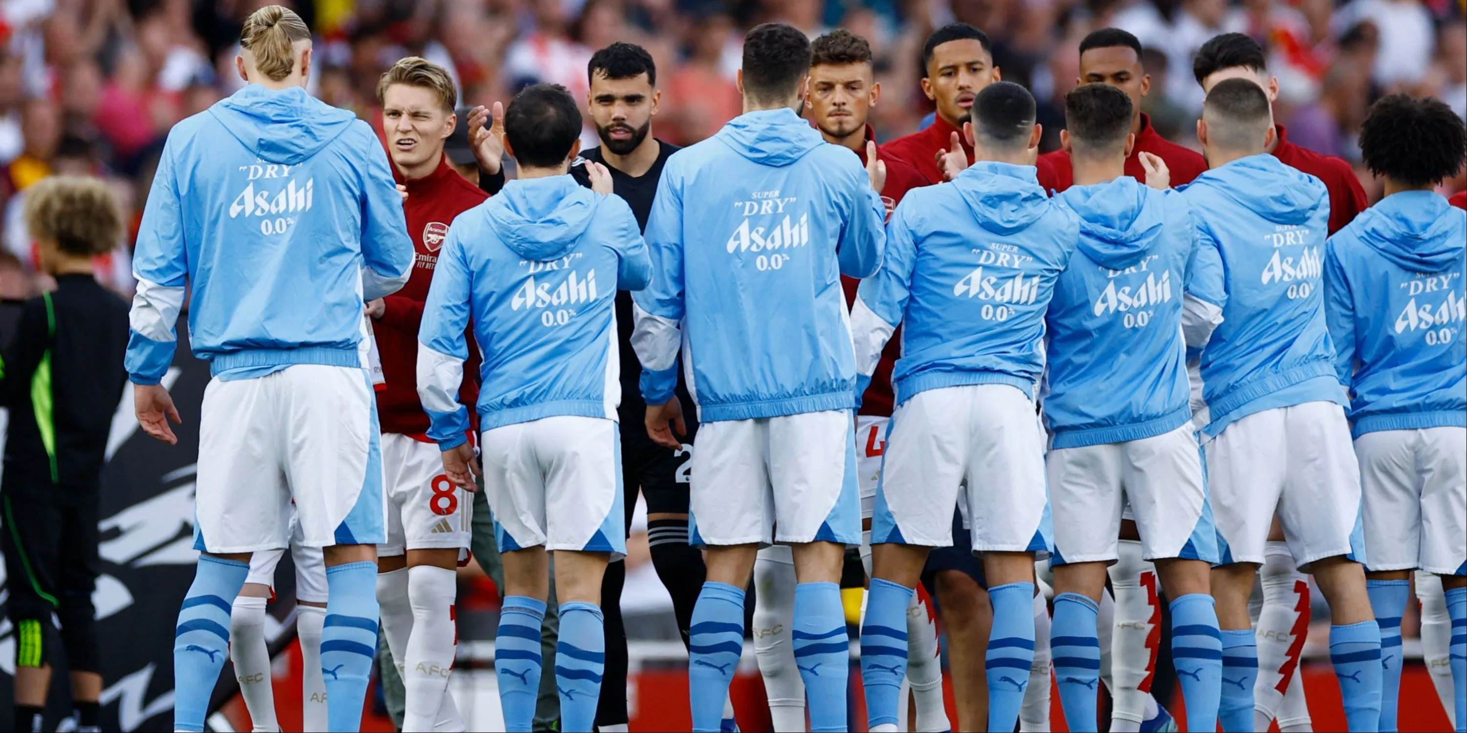 Các cầu thủ Arsenal thi đấu trên sân