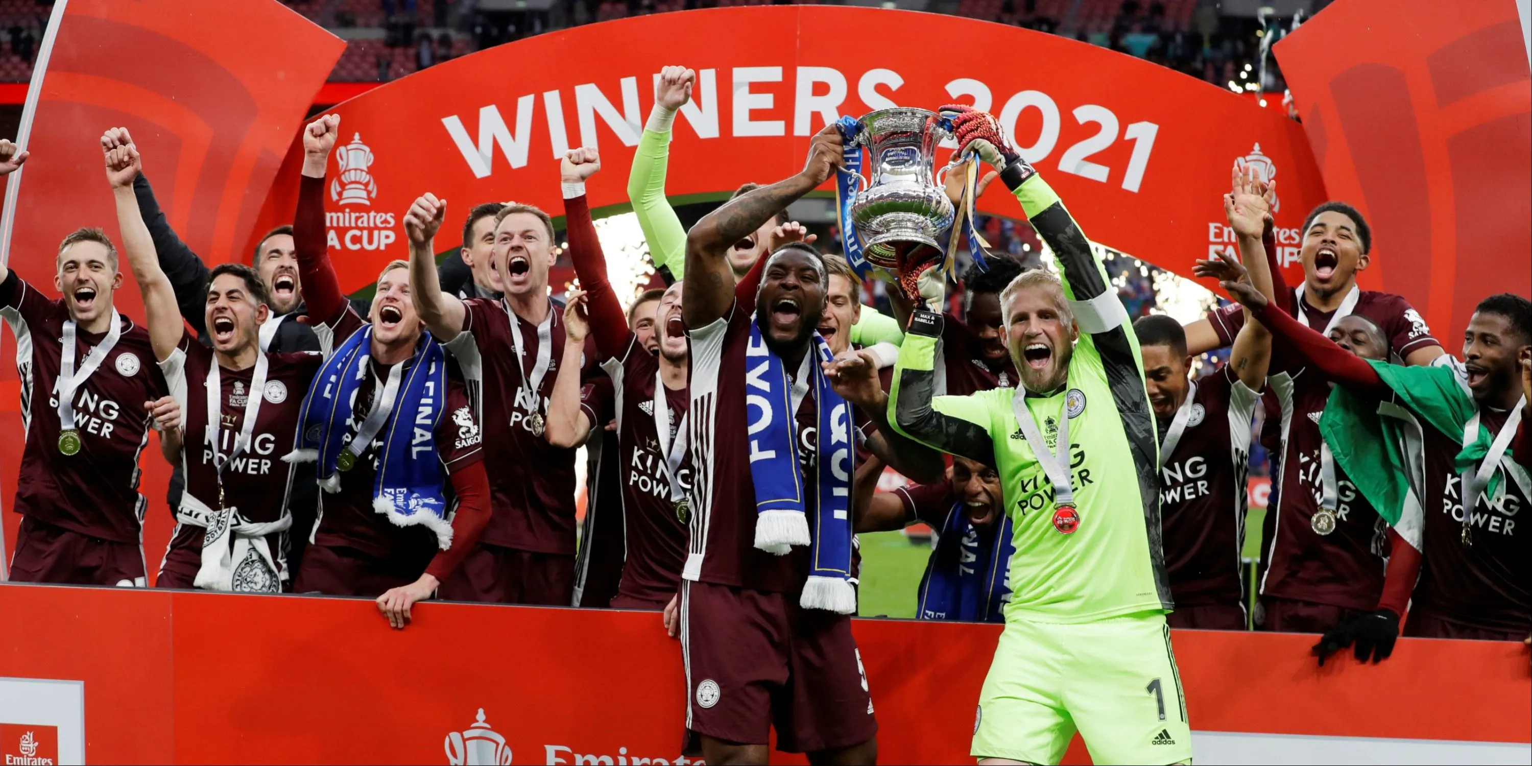 Các cầu thủ Leicester City nâng cao cúp FA 2021