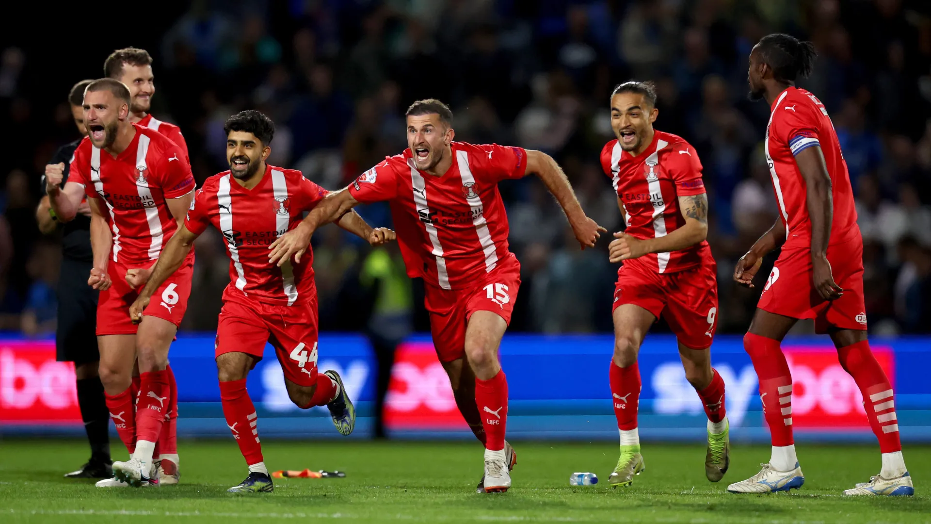 Các cầu thủ Leyton Orient ăn mừng chiến thắng loạt sút luân lưu trước Stockport County ở bán kết play-off League One