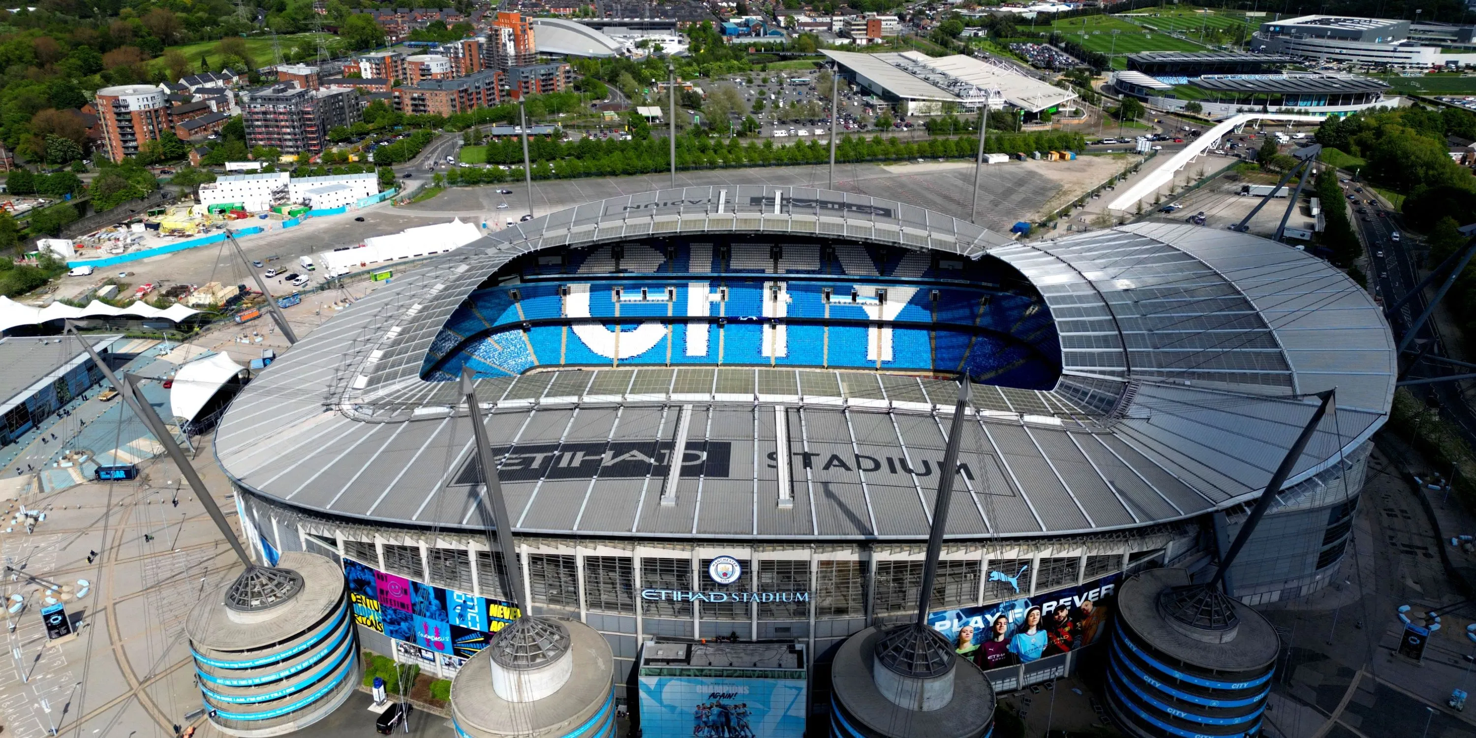 Các cầu thủ Man City ăn mừng chức vô địch Premier League tại sân Etihad
