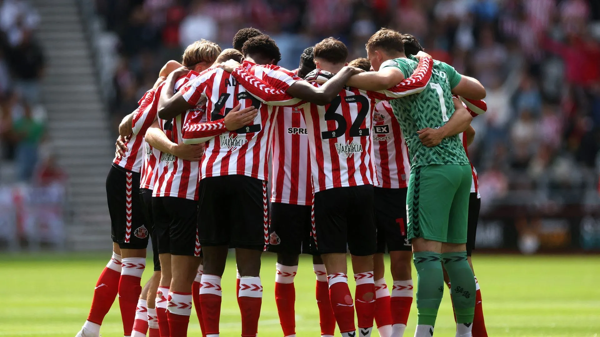 Các cầu thủ Sunderland thảo luận chiến thuật trước một trận đấu tại giải Hạng Nhất Anh