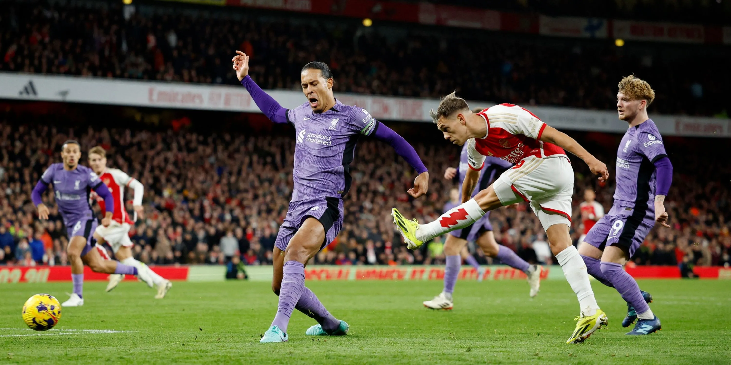 Cầu thủ Arsenal và Liverpool đối đầu