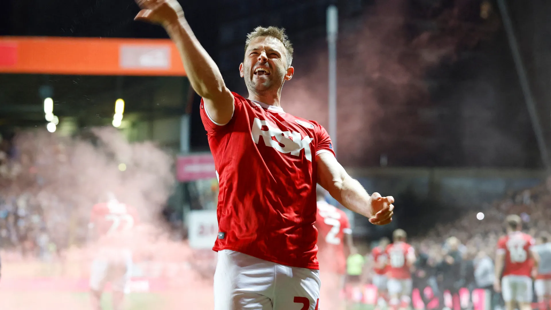Cầu thủ Matthew Godden của Charlton Athletic trên sân tập, chuẩn bị cho chung kết play-off League One