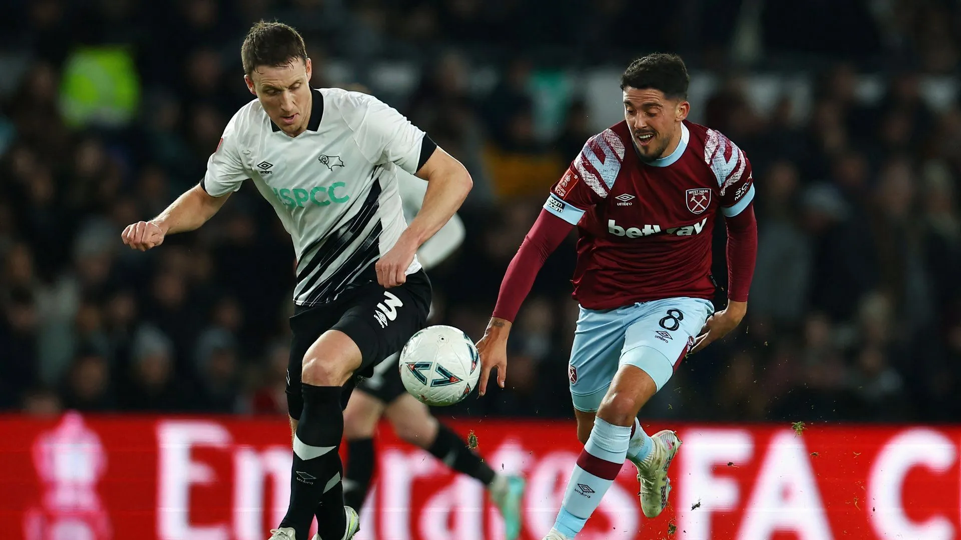 Craig Forsyth trong màu áo Derby County thi đấu máu lửa, thể hiện kinh nghiệm phòng ngự quý báu.