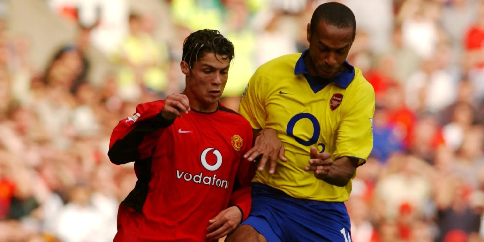 Cristiano Ronaldo (Man Utd) và Thierry Henry (Arsenal) trong trận đấu kinh điển