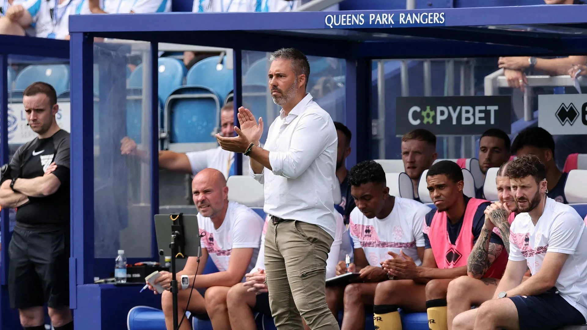 Cựu HLV Marti Cifuentes trên sân Loftus Road của QPR trước khi chia tay câu lạc bộ