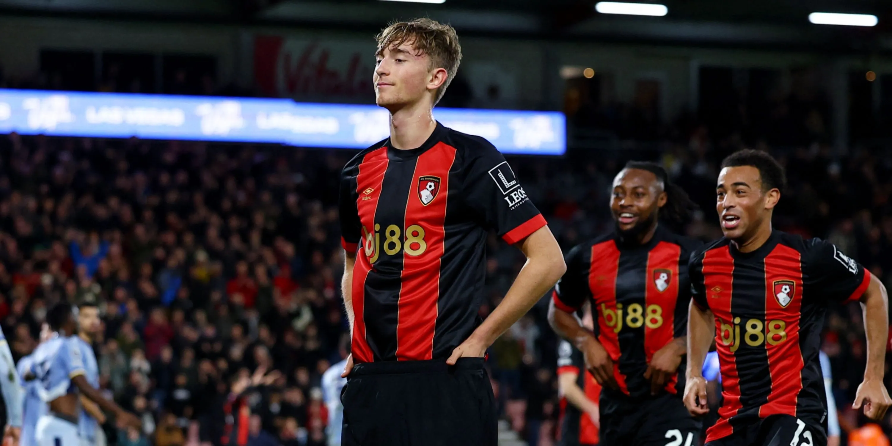 Dean Huijsen trong một pha bóng trong màu áo Bournemouth tại Premier League